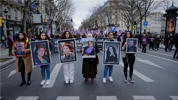 Tödliche Schüsse in Paris: Ermittlungsverfahren eingeleitet Sechs Frauen ahteln die Bilder von sechs getöteten Kurden: Drei Getötete starben Ende Dezember, die anderen drei vor rund 10 Jahren in Paris.