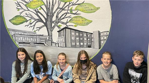 Sechs Schüler und Schülerinnen der Lernjahre fünf bis sieben übernahmen die Führung durch ihre Schule und vermittelten einen ersten Eindruck ihres Schulalltags. Von links: Elif Ichtiar, Lina Al Marshahi, Hanna Drotlew, Lina Borrmann, Amias Borkowski und Ilyas Kampmann.