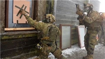 Seedorfer Fallschirmjäger beim "Breachen", dem gewaltsamen Öffnen von Fenstern oder Türen mit speziellen Werkzeugen und Sprengstoff.