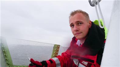 Seenotretter Alexander Rosenfeld steuert die „Christian“, Tochterboot des Seenotrettungskreuzers „Hermann Rudolf Meyer“.