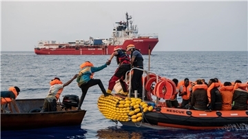 Seenotretter der europäischen Hilfsorganisation SOS Méditerranée retten schiffbrüchige Migranten.