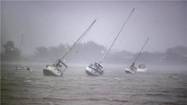 Segelboote werden in der Roberts Bay im Westen Floridas umhergeweht.