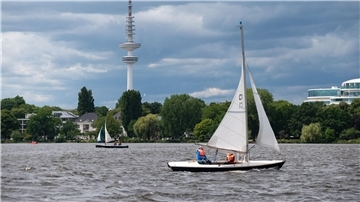 Segeln auf der Alster: Den Deutschen bleibt weniger Zeit für Freizeitaktivitäten.