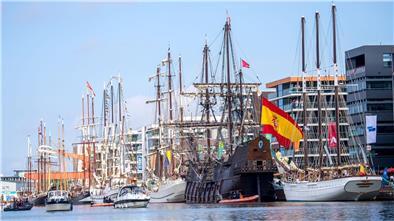 Segelschiffe liegen bei der Eröffnung der „Maritimen Tage“ im Jahr 2021 im Hafen.