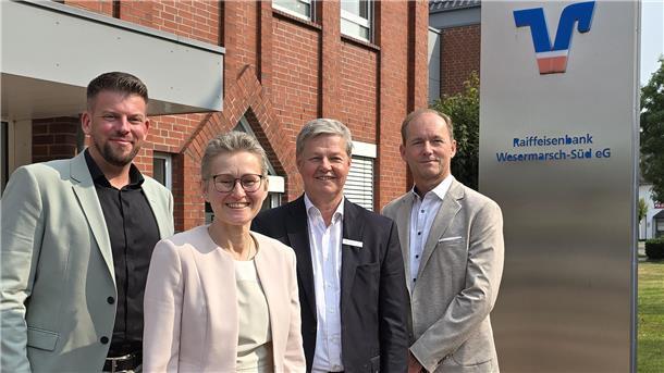 Sehen die Raiffeisenbank Wesermarsch-Süd die Zukunft gut aufgestellt (von links): Sebastian Ost (bald im Vorstand), Christiane Thürlings (Vorstand), Gerd Borchardt (scheidender Vorstand) und Aufsichtsratsvorsitzender Hans Conze-Wichmann.