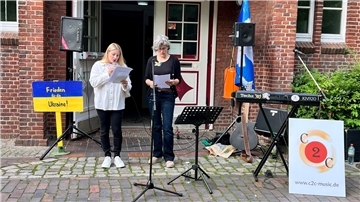Sehr bewegend war die Rede von Doris Ammermann und Olena Palahnyuk (links).