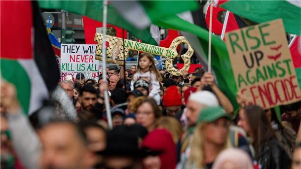 Sehr viele Transparente erhoben den Vorwurf des „Völkermords“, den Israel strikt zurückweist.
