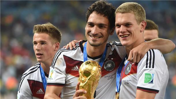 Sein größter Triumph: Mats Hummels, hier mit Erik Durm (l) und Matthias Ginter (r), wurde 2014 Fußball-Weltmeister.