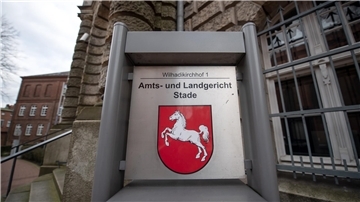Ein Schild steht vor dem Amts- und Landgericht in Stade.