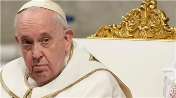 Seine Afrika-Reise war bereits im vorigen Juli geplant, wurde dann aber wegen seiner Knieleiden verschoben: Papst Franziskus.