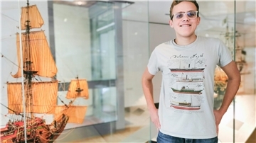Bojta Buzás Márton trägt ein T-Shirt, auf dem historische Schiffe vom Balaton zu sehen sind.