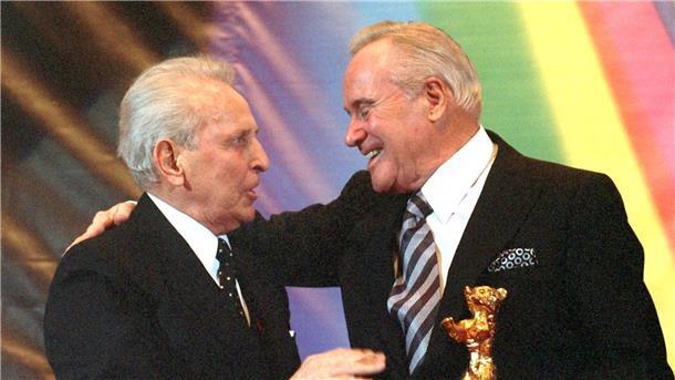 Seine deutsche Synchronstimme, der Schauspieler Georg Thomalla (links), beglückwünscht den Hollywoodstar Jack Lemmon 1996 bei der Berlinale. (Archivbild)