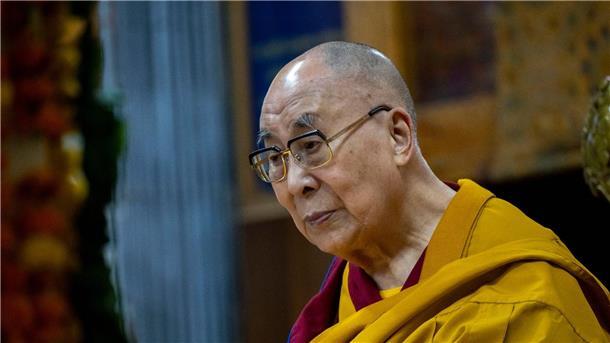 „Seine Heiligkeit neckt oft Leute, (...) sogar in der Öffentlichkeit und vor Kameras“: Dalai Lama.