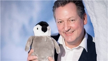 Seine „Pinguingeschichte“ ist bei YouTube millionenfach geschaut worden. Prof. Dr. Eckart von Hirschhausen hat sich bei seinem Rundgang im Klimahaus in der Antarktis-Station am Mittwoch gerne mit einem Stoffvertreter fotografieren lassen. Er findet es toll, „wie die nächste Generation hier sinnlich erfährt, wie schön und gleichzeitig verletzlich unsere Erde ist“.