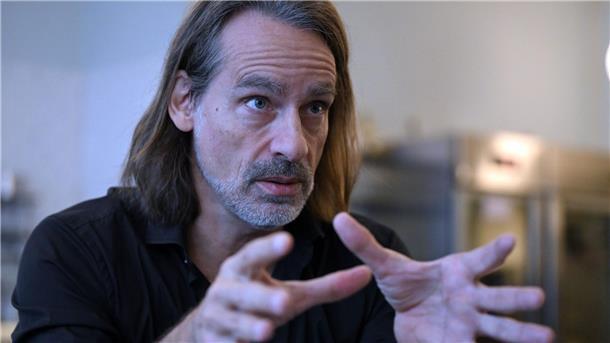 Vom Philosophischen zum Politischen: Precht wird 60 Seinen Durchbruch verdankt Richard David Precht Elke Heidenreich, die Anfang 2008 sein Buch „Wer bin ich - und wenn ja, wie viele?“ in die Kamera hielt.