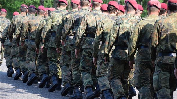Seit 15 Jahren sind Fallschirmjäger der Bundeswehr am Standort Seedorf stationiert. Das soll am Samstag in Zeven auf dem Veranstaltungsgelände öffentlich gefeiert werden.  