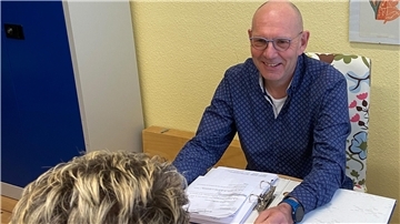 Ausweg aus Schuldenfalle: Diakonie-Berater aus der Wesermarsch gibt Tipps Ein Mann und eine Frau sitzen sich gegenüber.