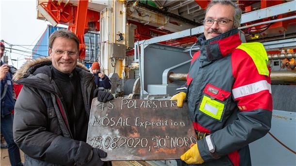 Seit 2004 an Bord der „Polarstern“, aber zum ersten Mal genau auf dem Nordpol: Auch für Kapitän Thomas Wunderlich (rechts neben Expeditionsleiter Prof. Markus Rex) war das ein besonderer Moment.