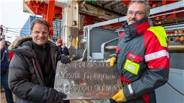 Seit 2004 an Bord der „Polarstern“, aber zum ersten Mal genau auf dem Nordpol: Auch für Kapitän Thomas Wunderlich (rechts neben Expeditionsleiter Prof. Markus Rex) war das ein besonderer Moment.