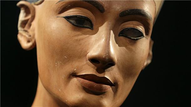 Nofretete: Das Geheimnis der schönen Königin Die Nofretete steht im Neuen Museum in Berlin.