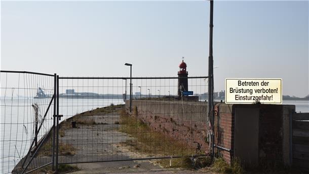 Seit 2015 ist die mehr als 100 Jahre alte Nordmole für Spaziergänger gesperrt. Der Grund: Das Mauerwerk und die Pfahlkonstruktion sind marode. Die Planungen für eine neue Mole laufen.