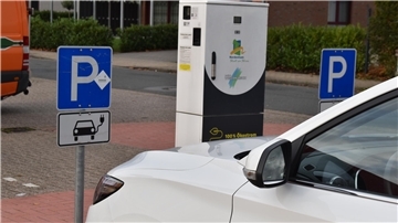 Seit 2019 ist öffentlich Strom „tanken“ auch an dieser Stromladesäule am Jahnplatz in Nordenham möglich. Betreiber ist die EWE-Mobilitätstochter EWE Go.