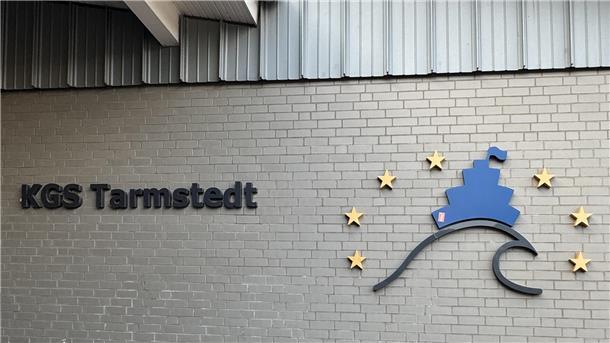 KGS Tarmstedt: Bündnis kritisiert Einladung von AfD-Vertreterin Kaiser Seit 2022 ist die KGS Tarmstedt ein Teil des Erasmus-Plus Programmes. Schülerinnen und Schüler verweisen dabei auf die Relevanz der Schule als eine Europaschule: besonders vor der anstehenden Eurpawahl.