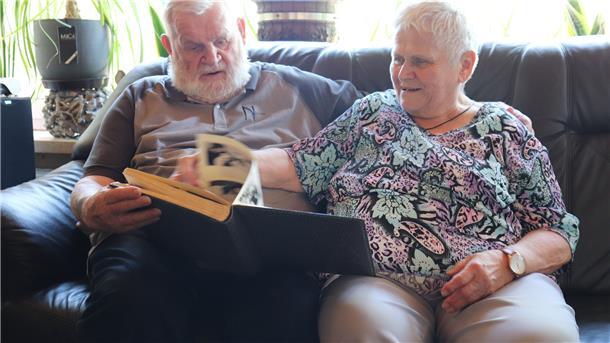 Diese Ehe hält seit 60 Jahren - Auch ohne einen Antrag Seit 60 Jahren sind Gerhard und Hildegard Wehrmeister schon verheiratet. Gemeinsam sind sie durch Höhen und Tiefen gegangen. Gerne blättern sie in dem Fotoalbum mit den Hochzeitsfotos herum und erinnern sich an die kleine, aber schöne Feier.