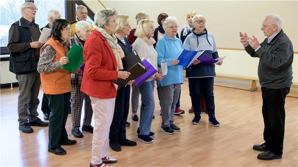 Seit 75 Jahren probt der GTV-Chor Geestemünde immer montagsabends. Auch wenn nur noch ein kleiner Trupp des einst 90-köpfigen Ensembles dabei ist, legt sich Chorleiter Hans Herr mit den Senioren ins Zeug-