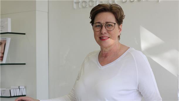 Die Scheren müssen ruhen Seit Anfang der Woche müssen auch Friseurgeschäfte geschlossen bleiben. Auch für Ute Börsdamm aus Tarmstedt und ihre Angestellten heißt das, dass die Scheren ruhen müssen.