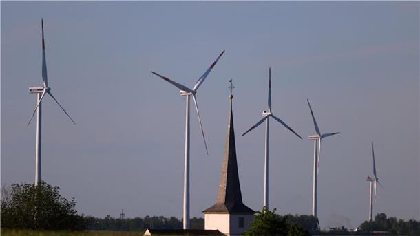 Branche moniert schleppenden Windenergieausbau Seit Anfang Januar gab es laut des Bundesverbands Windenergie keine einzige neu genehmigte Anlage in Baden-Württemberg, Bayern, Rheinland-Pfalz, Sachsen und dem Saarland.