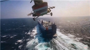 Seit Ausbruch des Gaza-Krieges greifen die Huthi-Rebellen immer wieder Schiffe im Roten Meer an - wie hier das Frachtschiff „Galaxy Leader“. Nun reagieren die USA und ihre Verbündeten (Archivbild).