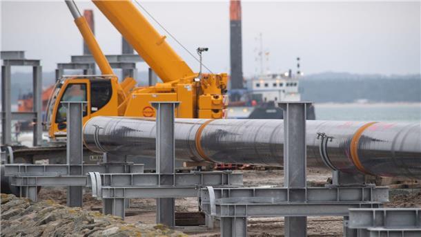 Seit Beginn des russischen Angriffs auf die Ukraine werden in Deutschland vermehrt LNG-Terminals gebaut - wie hier in Sassnitz auf Rügen. IEA-Chef Birol lobt die schnelle Wende der deutschen Energiepolitik.