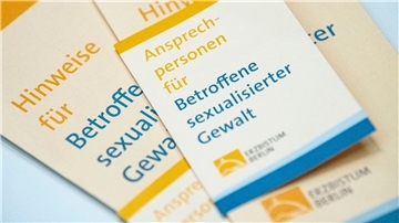Seit dem 1. März 2023 können Betroffene sexualisierter Gewalt gegen bereits entschiedene Fälle ohne Begründung Widerspruch einlegen.