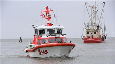 Seit dem 3. März war die „Emil Zimmermann“ in der Werft – jetzt haben Maschinist Hartmut Schüler, Vormann Karsten Ohme, Rettungsmann Maximilian Ohme und Bootsführer Rüdiger Wallrath sie wieder nach Fedderwardersiel geholt.
