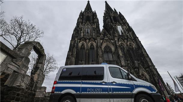 Nach Terroralarm: Karnevalsmesse im Dom ohne Säbel Seit dem Terroralarm im Dezember werden die Sicherheitsvorkehrungen in und um den Kölner Dom weiter aufrecht erhalten.