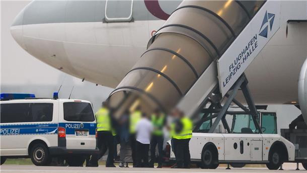 Seit der erneuten Machtübernahme durch die islamistischen Taliban im August 2021 gab es zwei Sammelabschiebungen aus Deutschland, die jeweils von Katar vermittelt wurden. (Archivbild)