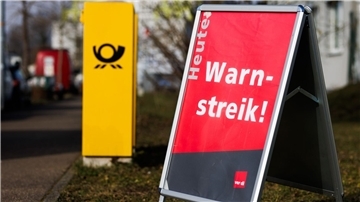 Seit Dienstagabend streiken Post-Beschäftigte in Spät- und Nachtschichten. Die Arbeitsniederlegungen in Paket- und Briefzentren dauern bis Mittwochmorgen an.