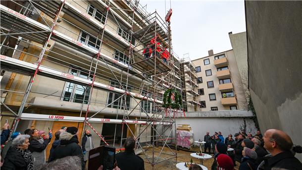 Richtfest in der Georgstraße Seit Februar wird auf der letzten freien Baulücke an der Georgstraße gebaut. Nun feierte das Wohnprojekt 53 ° Nord Richtfest. Auf dem Gelände in Bremerhaven entstehen 16 Mietwohnungen auf vier Geschossen.