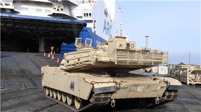 Panzer auf der Rampe eines Autofrachters in Bremerhaven. 