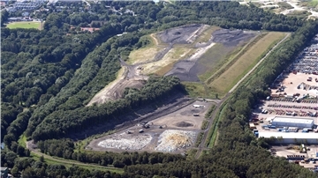 Seit Jahren ist die Erweiterung der Deponie Grauer Wall ein Zankapfel. Der Streit wurde jetzt in der Bürgerschaft fortgesetzt. Die Umweltsenatorin sicherte zu, umstrittene Punkte wie die mangelhafte Dokumentation von Asbest-Verstößen nochmals zu überprüfen.