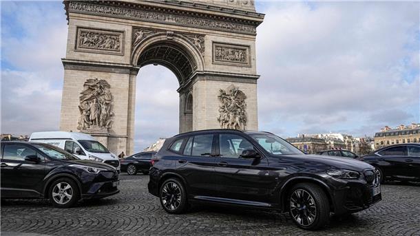 Kampfansage an SUV: Paris verdreifacht Parkgebühren Seit Jahren kämpft die Pariser Stadtverwaltung für eine Verkehrswende und weniger Autoverkehr - nun sind SUV von einer drastischen Entscheidung betroffen.
