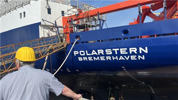 Schiff mit Aufschrift „Polarstern“. 