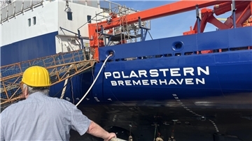 Schiff mit Aufschrift „Polarstern“. 