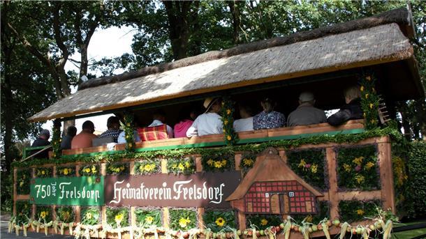 Seit Jahrzehten rollen am 1. Wochenende im September in Frelsdorf Erntewagen durch den Ort