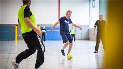 Seit März 2020 betreibt der TSV Stotel für Interessierte den sogenannten Walking Football. Kanpp 20 Männer aus dem Nord- und Südkreis um Stotel trainieren wöchentlich den Gehfußball in der Turnhalle der Schule.