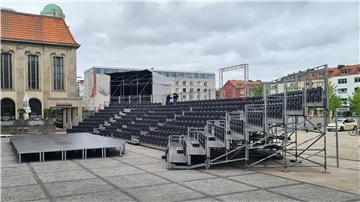 Seit Mitte Mai wird die Sommerbühne vor dem Stadttheater Bremerhaven aufgebaut. Eine Tribüne mit über 350 Sitzplätzen steht schon.