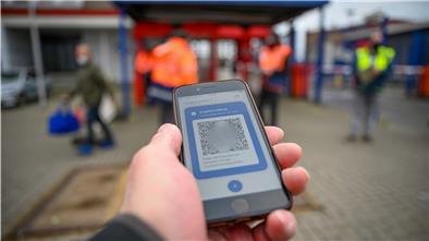 Seit Mittwoch gilt 3G am Arbeitsplatz – die Kontrollen der großen Hafenfirmen BLG und Eurogate stehen allerdings in der Kritik.