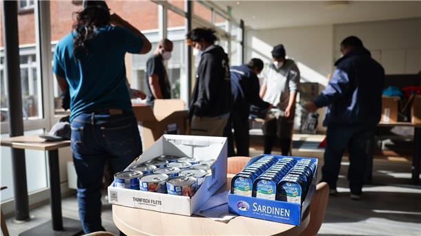 Kiribatische Seeleute auf Corona-Odyssee Seit Oktober 2020 sitzen zahlreiche Seeleute aus dem Südseestaat Kiribati in einer Hamburger Jugendherberge fest.