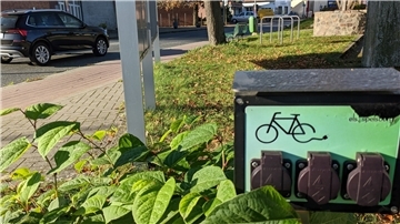 Eine Ladestation für E-Bikes mit drei Steckdosen gibt es seit rund vier Jahren am Wochenmarktplatz in Hagen. 